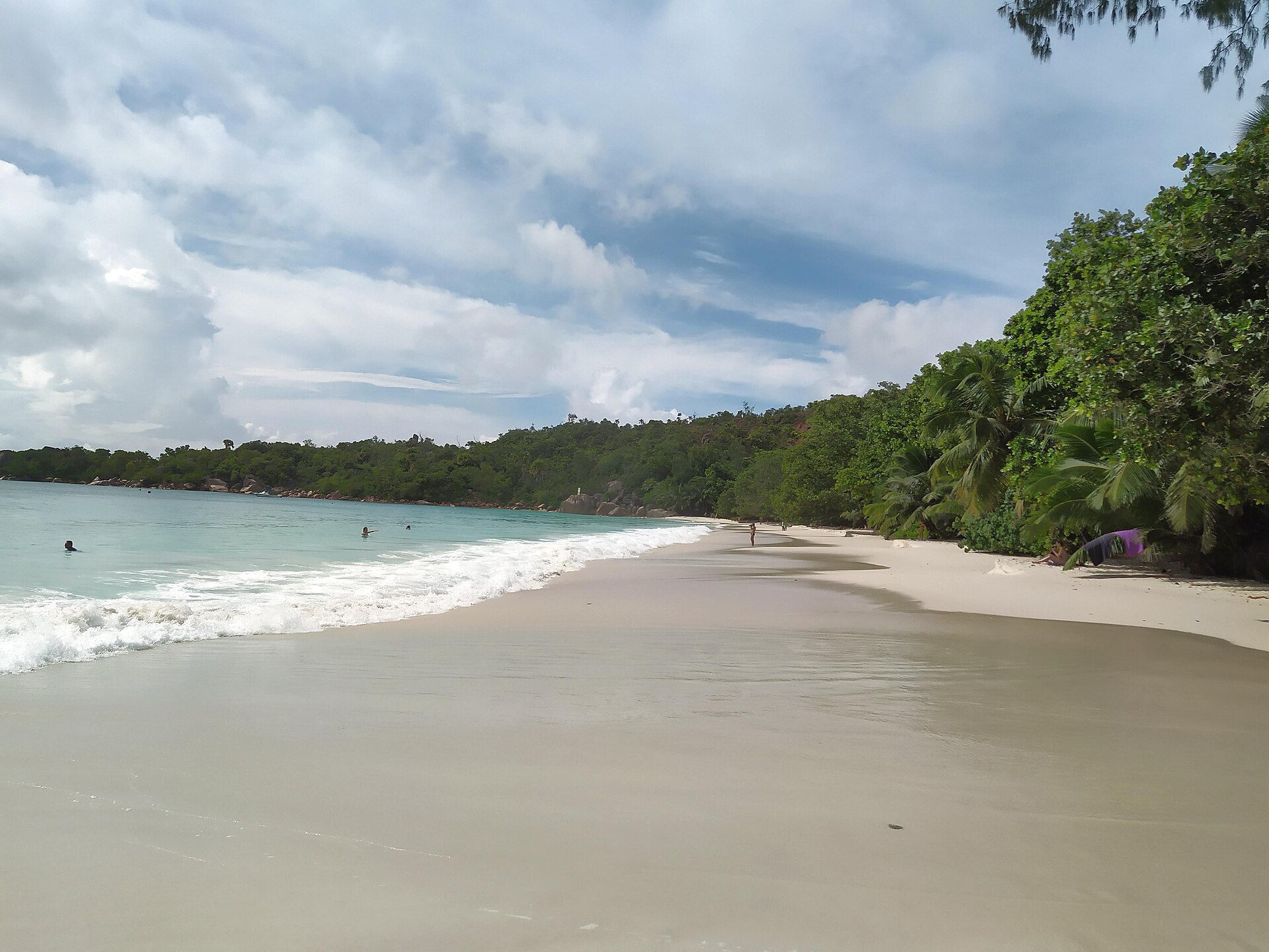 Anse Lazio, a baía dourada