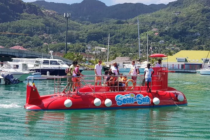 Semi-submarino no parque marinho de Sainte Anne